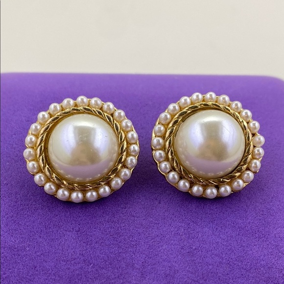 💛 Elegant Richelieu Gold Plated Cream Pearl Clip On Earrings - Picture 1 of 4